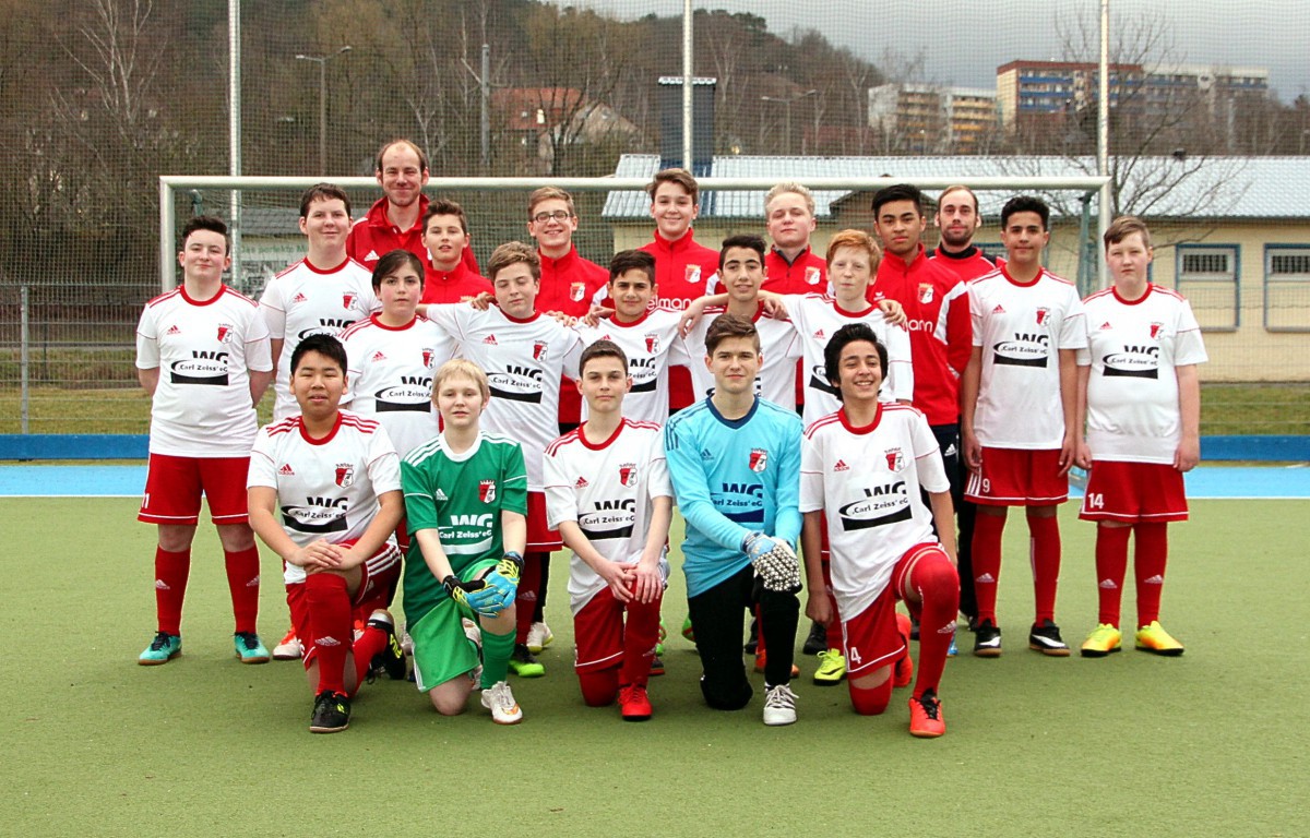 WG `Carl Zeiss´ stiftet neue Trikots